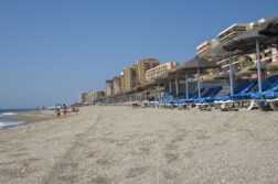 Pláž ve Fuengirola na Costa del Sol ve Španělsku