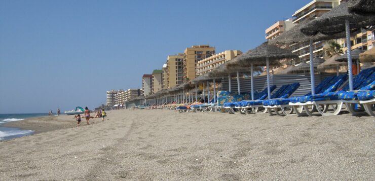 Pláž ve Fuengirola na Costa del Sol ve Španělsku