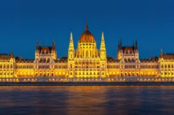 Letenky do Budapešti — budova maďarského parlamentu nad Dunajem