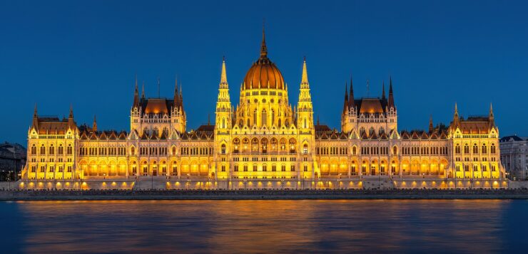 Letenky do Budapešti — budova maďarského parlamentu nad Dunajem