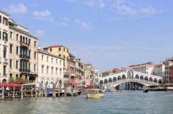 Last minute Itálie — Canal Grande a Ponte di Rialto v Benátkách