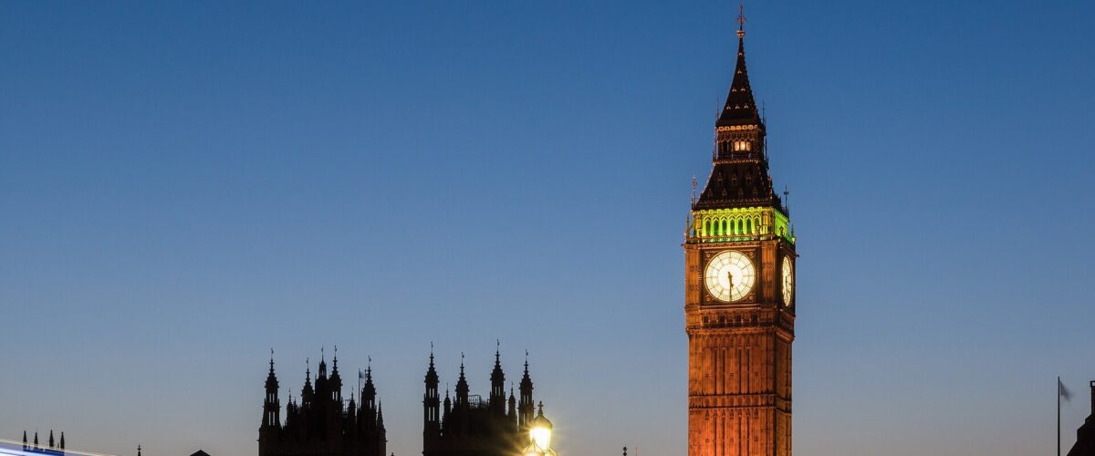 Letenky do Londýna: Big Ben a Westminsterský palác za soumraku