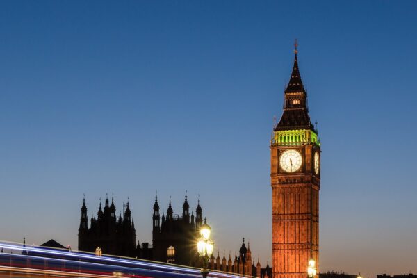 Letenky do Londýna: Big Ben a Westminsterský palác za soumraku