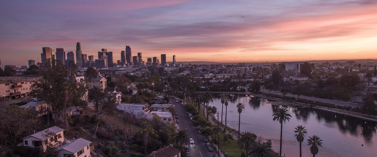 Letenky do Los Angeles: západ slunce nad čtvrtí Echo Park a centrem města