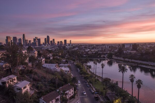 Letenky do Los Angeles: západ slunce nad čtvrtí Echo Park a centrem města