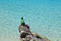 Modrá laguna Comino u Malty – křišťálově čistá voda Středozemního moře