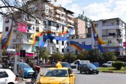 Tirana Albánie pestré fasády budov centrum města