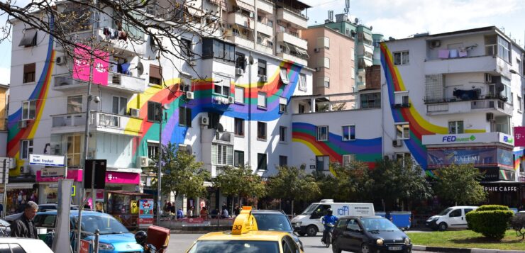 Tirana Albánie pestré fasády budov centrum města