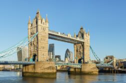 Levné letenky do Londýna - Tower Bridge přes Temži