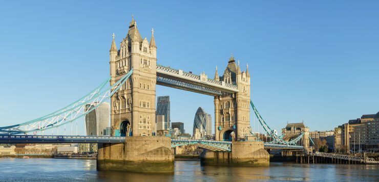 Levné letenky do Londýna - Tower Bridge přes Temži